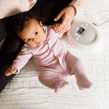 cimilre-s6-pumping-baby-on-bed-square-min Baby on Bed Cimilre S6 Breast Pump With Mom Holding Baby's Hand